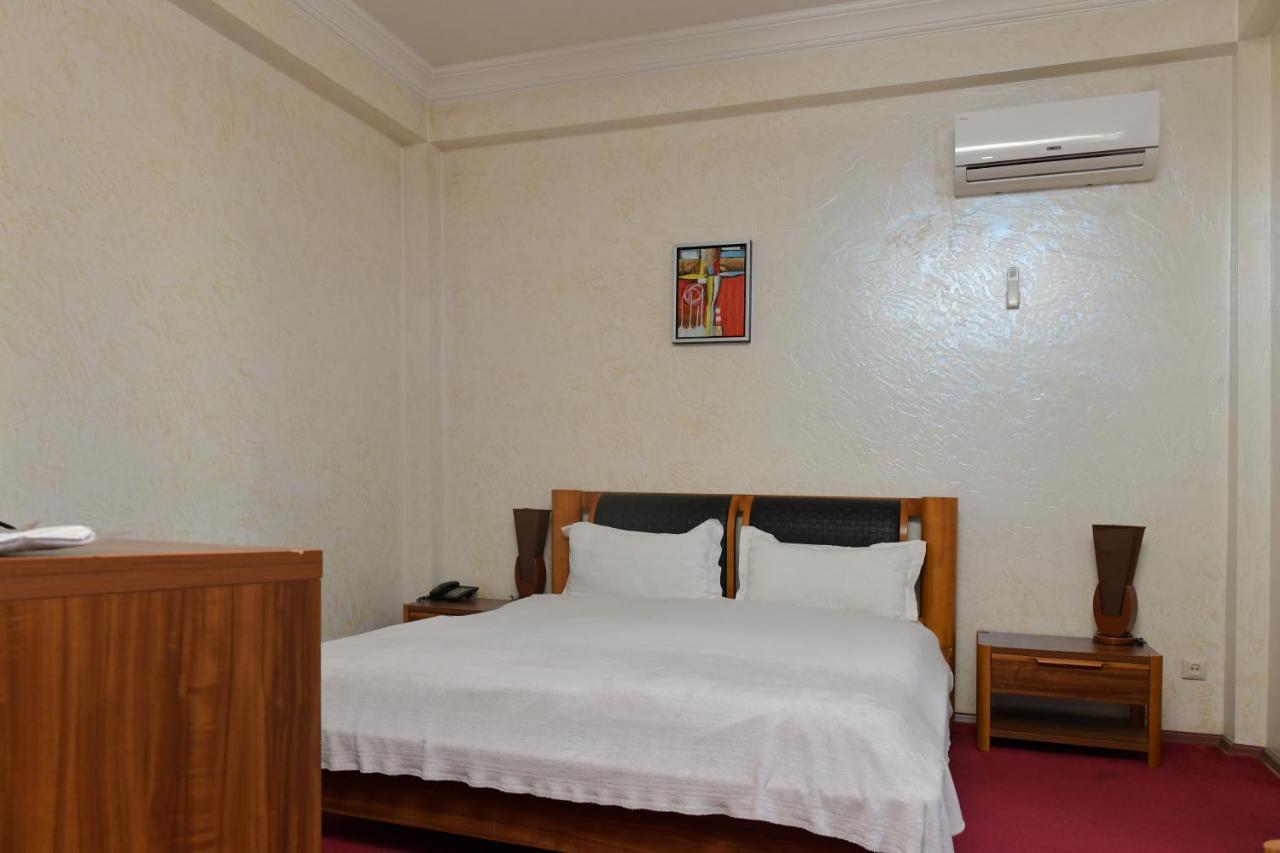 Antika Hotel บาทูมิ ภายนอก รูปภาพ