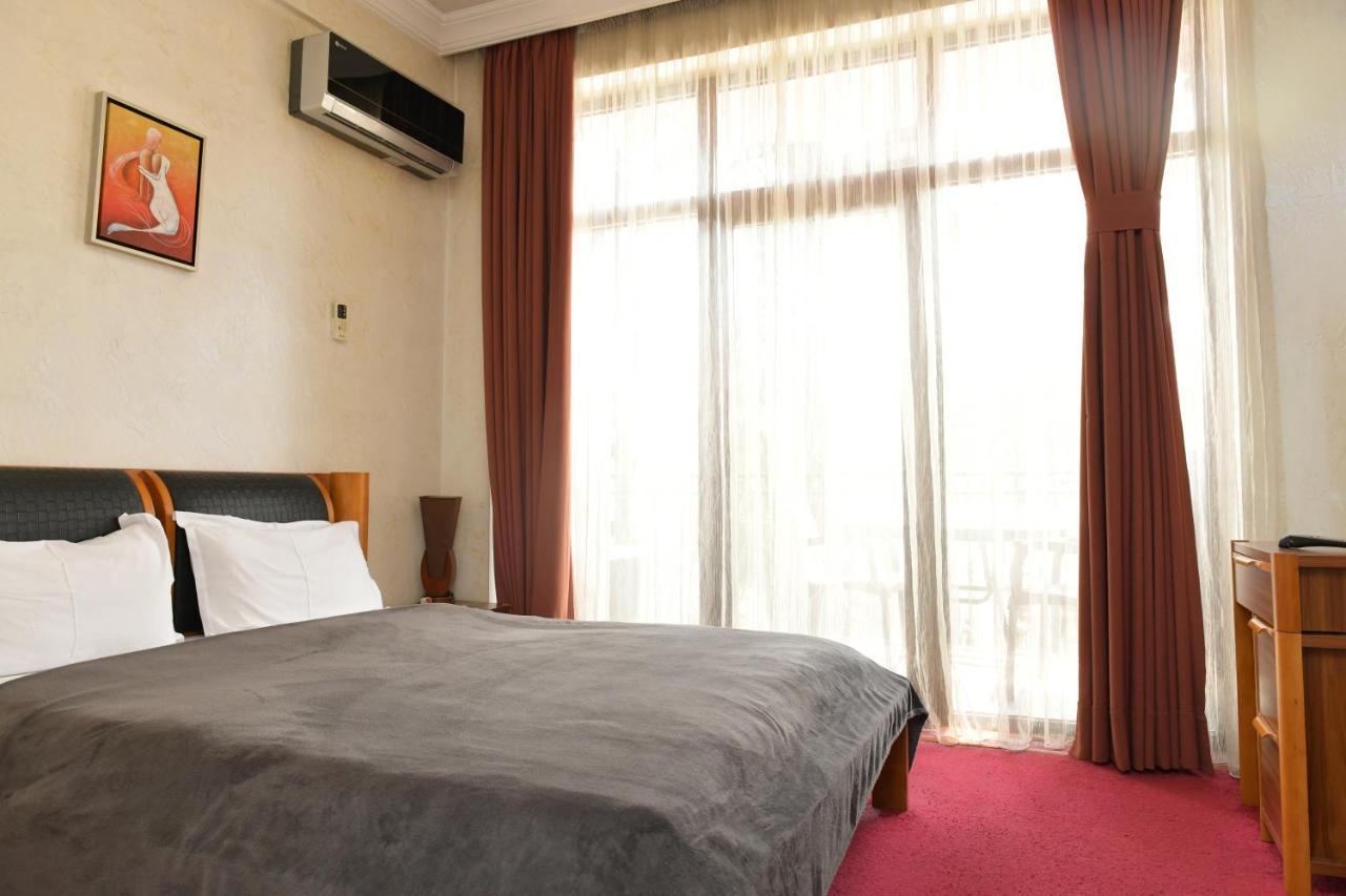 Antika Hotel บาทูมิ ภายนอก รูปภาพ
