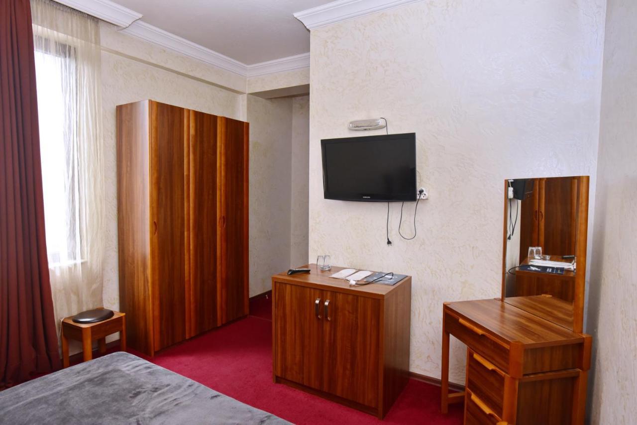 Antika Hotel บาทูมิ ภายนอก รูปภาพ